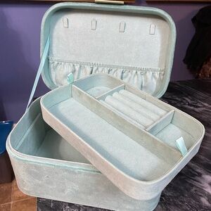 Elegant Mint Green Jewelry Organizer